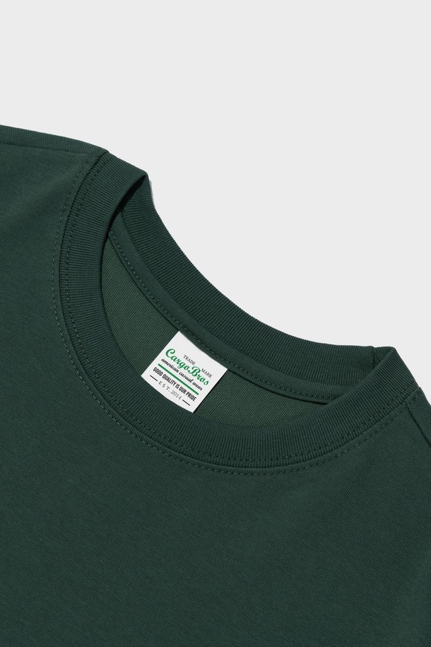 빈티지 솔리드 에어 반팔 티셔츠 (GREEN)는 면과 폴리에스터 혼방 소재로 제작되어 부드러운 촉감과 쾌적한 착용감을 제공합니다. 베이직한 디자인에 스탠다드핏으로 편안하게 착용 가능하며, 소매, 밑단, 넥 라인은 더블 스티치 마감으로 내구성을 높였습니다. 데일리 및 캐주얼 스타일 모두 소화 가능한 활용도 높은 반팔 티셔츠입니다.
