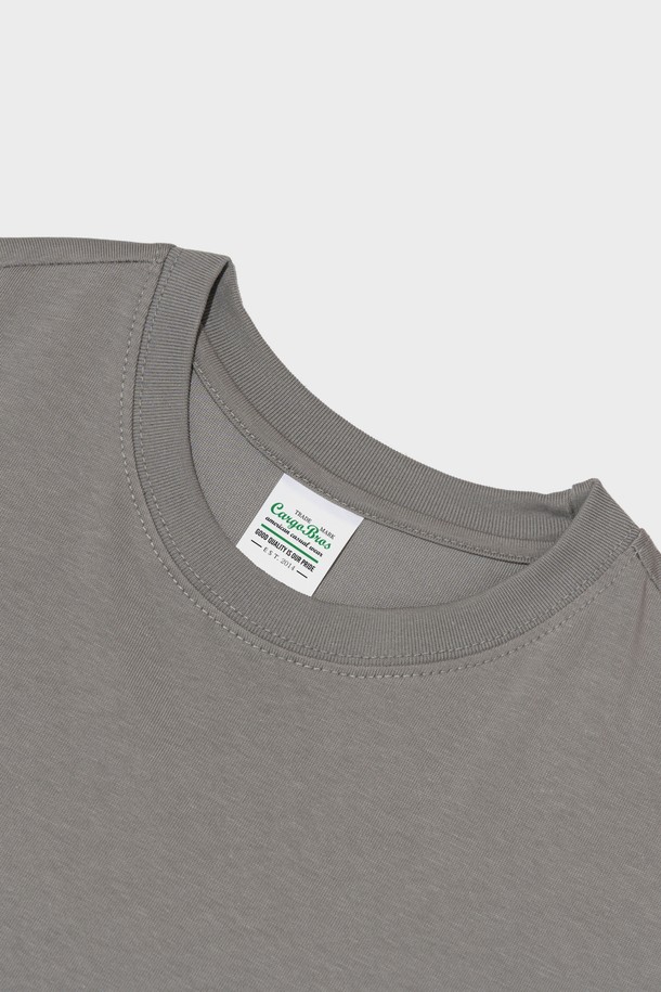 빈티지 솔리드 에어 반팔 티셔츠 (GRAY)는 부드러운 촉감의 20수 면폴리 혼방 원단을 사용하여 제작되었으며, 레귤러핏으로 편안하게 착용할 수 있습니다. 그레이, 차콜, 그린, 카키 등 다채로운 컬러 옵션으로 제공되며, 소매단, 밑단, 넥라인에 이중 스티치 처리를 하여 내구성을 높였습니다. 봄, 여름 시즌 일상복으로 활용하기 좋으며, 세탁 후에도 실루엣이 유지되는 실용적인 제품입니다.
