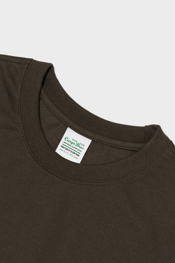 빈티지 솔리드 에어 반팔 티셔츠는 20수 면혼방 원단으로 제작되어 부드러운 촉감을 선사하며, 봄, 여름 시즌에 적합합니다. 레귤러핏으로 편안하게 착용 가능하며, 카키, 차콜, 그린, 그레이 등 베이직한 컬러와 무지 패턴으로 다양한 스타일링에 활용하기 좋습니다. 더블 스티치 디테일과 세탁 후에도 변형 없는 실루엣으로, 빈티지한 무드를 연출합니다.
