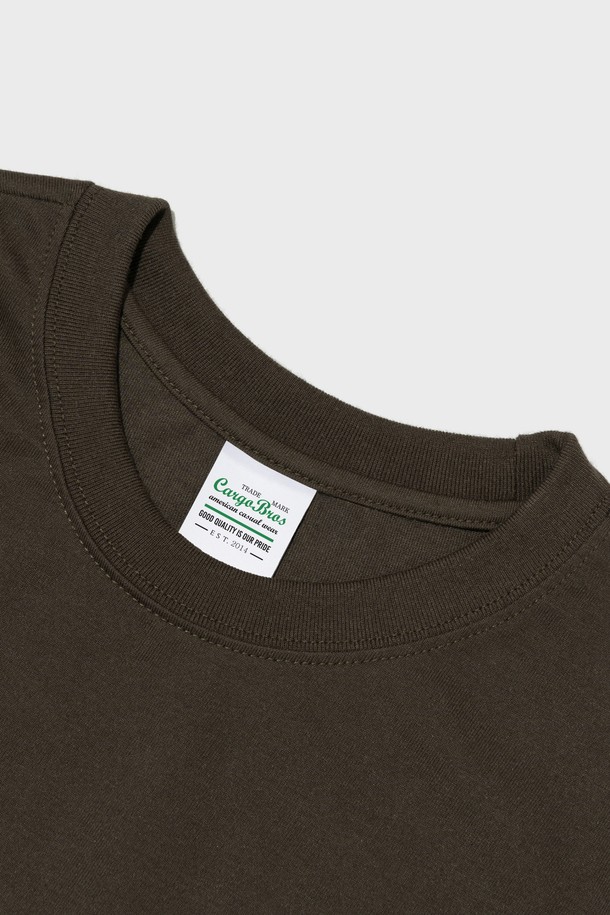 (BIG SIZE) 오버 박스 로고 반팔 티셔츠 (카키)는 넉넉한 오버핏으로 편안한 착용감을 선사합니다. 면 35%와 폴리에스터 65% 혼방 소재로 제작되어 부드러우면서도 내구성이 뛰어납니다. 전면에 서클 로고와 타입 로고 디자인이 포인트로, 캐주얼 및 스트릿 스타일을 연출하기 좋습니다. 카키, 화이트, 블랙, 와인 4가지 컬러로 출시되어, 다양한 하의와 쉽게 매치할 수 있습니다. 봄, 여름 시즌에 동네 마실룩, 여행룩 등 폭넓게 활용 가능한 아이템입니다.
