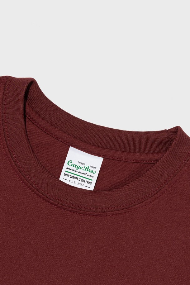 와인 컬러의 USA 플래그 그래픽이 돋보이는 반팔 티셔츠입니다. 면과 폴리에스테르 혼방 소재로 제작되어 부드러운 촉감과 뛰어난 통기성을 자랑하며, 베이직 핏과 라운드넥 디자인으로 편안한 착용감을 선사합니다. 봄, 여름 시즌 데일리룩에 아메리칸 캐주얼 스타일을 더해줄 아이템입니다.
