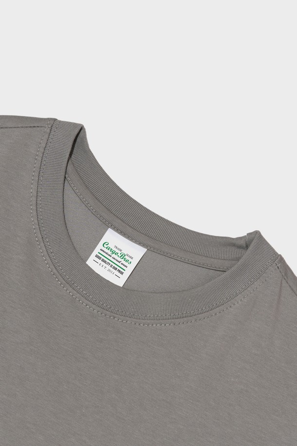 USA 플래그 프린트가 돋보이는 그레이 컬러의 반소매 티셔츠입니다. 부드러운 면 소재로 제작되어 봄, 여름철 일상에서 편안하게 착용하기 좋습니다. 라운드넥, 레귤러핏 디자인으로 남녀 모두 캐주얼하고 베이직한 스타일을 연출할 수 있습니다.
