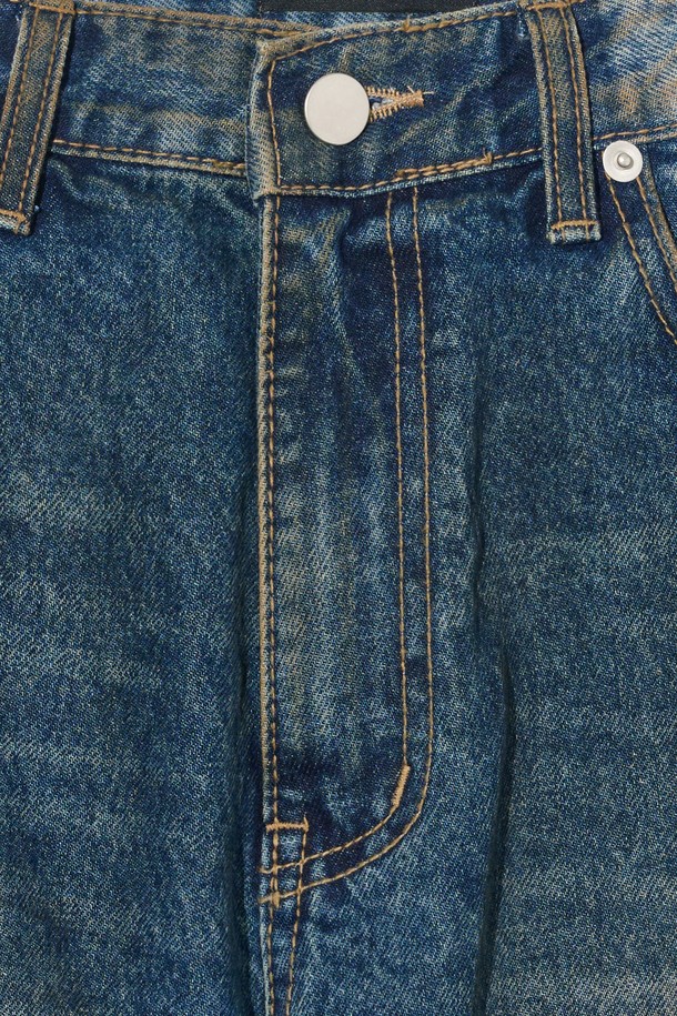 크래크 워싱 세미 와이드 데님 (중청)은 캐주얼, 빈티지 스타일의 데님 팬츠입니다. 일상생활에서 편안하게 착용하기 좋으며, 데이트룩과 쇼핑룩에 매치하기 좋습니다. 중청 컬러의 워싱 디테일이 돋보이며, 뻣뻣한 촉감의 데님 소재로 제작되었습니다. 세미 와이드 핏으로 클래식하면서도 깔끔한 실루엣을 연출하며, 다양한 상의와 쉽게 코디할 수 있습니다. 사계절 내내 활용 가능한 활용도 높은 아이템입니다.
