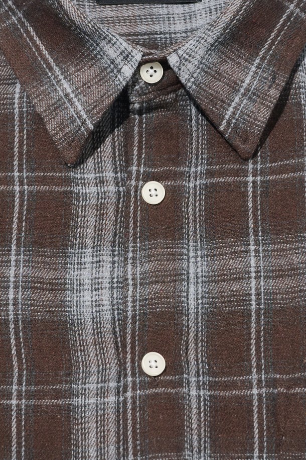 클래식 어반 체크셔츠 (브라운)는 봄, 가을에 어울리는 남녀 공용 상의입니다. 부드러운 촉감의 폴리에스테르와 면 혼방 소재로 제작되었으며, 오버핏과 레귤러 기장으로 편안한 착용감을 선사합니다. 차이나칼라와 긴소매 디자인, 브라운 컬러의 체크 패턴이 클래식하면서도 캐주얼한 분위기를 연출합니다. 셔츠/아우터 겸용이 가능하며 드레이프 실루엣으로 자연스러운 스타일을 완성합니다. 데이트룩, 카페룩, 가을 나들이룩 등 다양한 TPO에 매치하여 미니멀하고 세련된 스타일을 연출해보세요.
