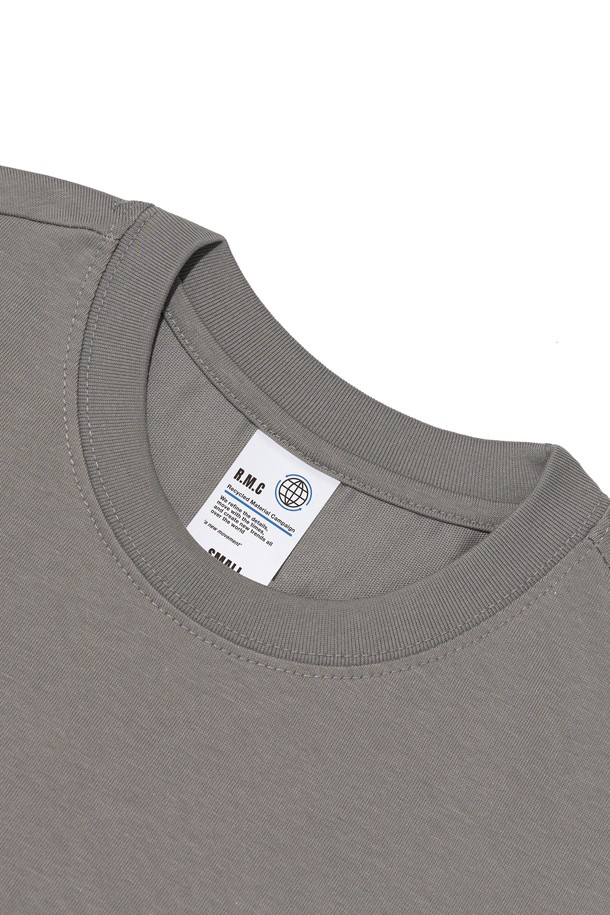 BB 1982 에센셜 티셔츠 (그레이)는 스포츠, 아웃도어, 여행 등 다양한 활동에 적합한 공용 티셔츠입니다. 부드러운 촉감의 면과 폴리에스테르 혼방 에어로쿨 원단으로 제작되어 쾌적한 착용감을 선사하며, 흡습, 통기, 속건 기능으로 땀을 빠르게 배출합니다. 레귤러핏 라운드넥 디자인에 무지 패턴으로 미니멀하고 스포티한 스타일을 연출하며, 레귤러 기장과 반소매 소매 기장으로 편안함을 더했습니다. 고강도와 복원력이 뛰어나 활동적인 라이프스타일에 적합하며, 여행룩, 피트니스룩, 러닝룩 등 TPO에 맞춰 활용할 수 있습니다.
