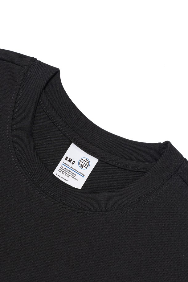 BB 스터프 로고 티셔츠 (차콜)는 스포츠, 아웃도어 활동은 물론 여행 시에도 활용하기 좋은 공용 티셔츠입니다. 부드러운 촉감의 면과 폴리에스테르 혼방 소재로 제작되어 흡습 및 통기성이 뛰어나 쾌적한 착용감을 제공합니다. 에어로쿨 원단을 사용하여 활동적인 움직임에도 편안함을 유지하며, 라운드넥과 반소매 디자인으로 캐주얼하고 스포티한 스타일을 연출합니다. 차콜 컬러에 로고 패턴이 더해져 미니멀하면서도 개성 있는 스타일을 완성합니다. 봄, 여름 시즌 데일리룩부터 피트니스, 등산룩까지 폭넓게 활용해보세요.
