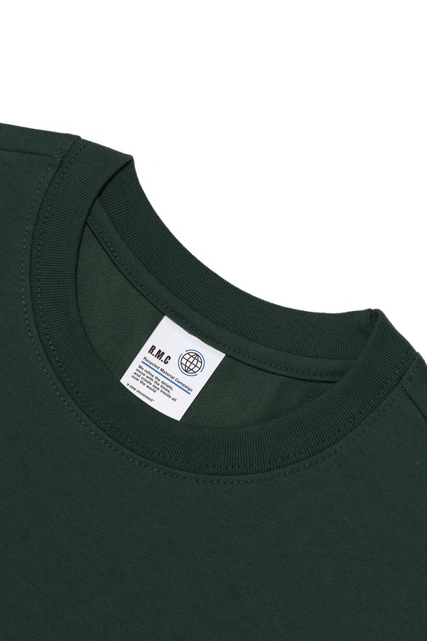 BB 스터프 로고 티셔츠 (그린)는 일상과 가벼운 산책에 어울리는 캐주얼 스타일의 티셔츠입니다. 부드러운 촉감의 면과 에어쿨 기능성 소재를 사용하여 봄, 여름철에도 시원하고 쾌적하게 착용할 수 있습니다. 레귤러핏으로 편안한 착용감을 제공하며, 라운드넥과 반소매 디자인으로 기본적인 스타일을 연출합니다. 은은한 그린 컬러에 BB 스터프 로고가 포인트로 들어가 미니멀하면서도 개성 있는 룩을 완성합니다. 세탁 후에도 형태 복원력이 우수하여 오랫동안 변함없이 즐겨 입을 수 있습니다.
