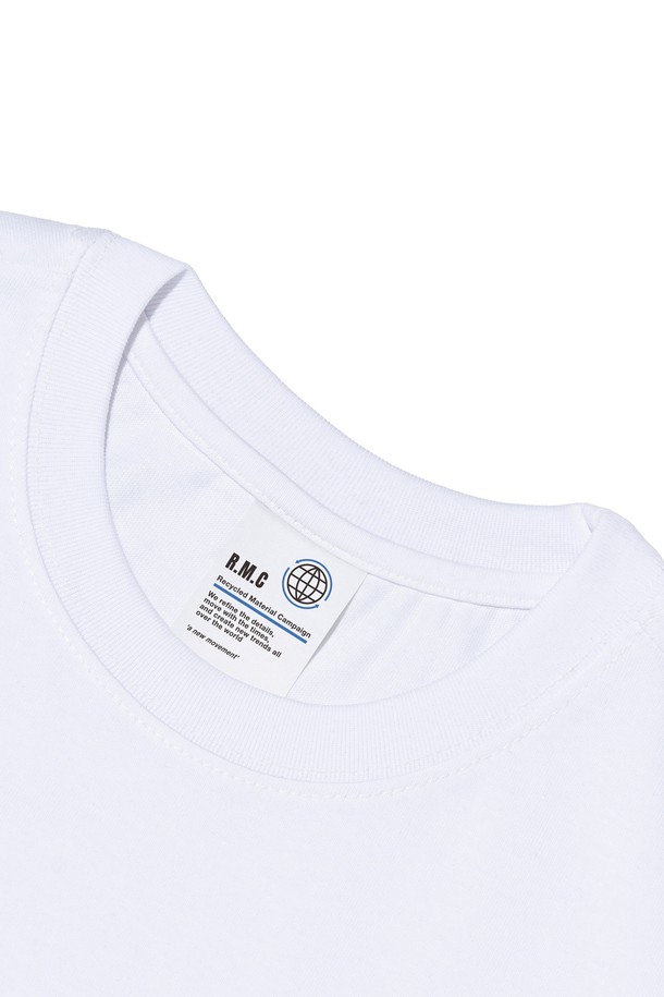 BB 익스트리머 티셔츠 (화이트)는 여름철 익스트림 스포츠, 아웃도어 활동, 여행에 적합한 공용 티셔츠입니다. 부드러운 면과 에어쿨 소재를 사용하여 얇고 쾌적한 착용감을 선사하며, 흡습, 냉감, 통기 기능으로 활동성을 높였습니다. 레귤러핏 라운드넥 디자인에 무지 패턴으로 스포티하고 미니멀한 스타일을 연출합니다. 세탁 후 변형이 적고 내구성이 튼튼하여 여행룩, 휴가룩 등 다양한 TPO에 활용하기 좋습니다.
