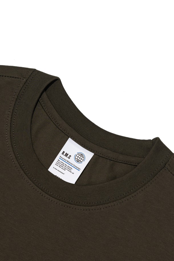 BB 익스트리머 티셔츠 (카키)는 흡습, 통기, 속건 기능을 갖춘 여름용 반소매 티셔츠입니다. 면과 폴리에스테르 혼방의 에어쿨 원단을 사용하여 운동, 아웃도어 활동, 여행 등 익스트림 스포츠를 즐길 때 쾌적함을 유지해 줍니다. 세탁 시 변형이 적고 내구성이 뛰어나 활동적인 일상에서 편안하게 착용할 수 있습니다. 스포티, 미니멀, 캐주얼 스타일을 선호하는 분들께 여행룩, 휴가룩, 피트니스룩으로 추천합니다. 부드러운 촉감과 무지 디자인으로 어떤 스타일에도 쉽게 매치할 수 있습니다.
