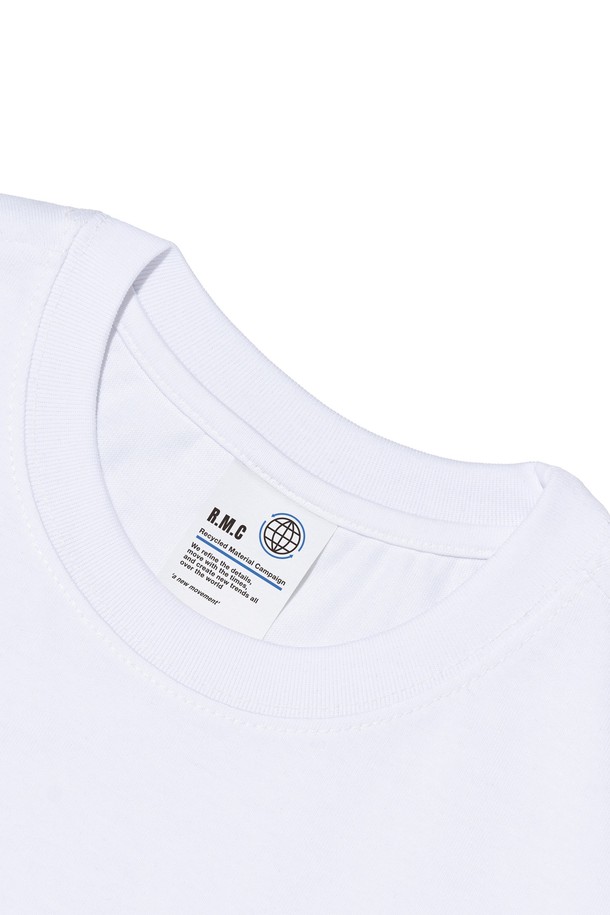 BB 바이크 라이딩 티셔츠 (화이트)는 공용으로 착용 가능한 스포티 스타일의 반소매 티셔츠입니다. 봄, 여름 시즌에 적합하며, 레귤러핏으로 편안하게 착용할 수 있습니다. 면과 폴리에스테르 혼방의 부드러운 소재로 제작되어 흡습, 속건, 통기 기능이 뛰어나 쾌적한 착용감을 제공합니다. 에어로쿨 원단 기술로 쿨링 효과를 높였으며, 내구성을 강화하여 형태 변형을 최소화했습니다. 피트니스룩, 러닝룩, 휴가룩 등 다양한 TPO에 맞춰 스포티, 캐주얼, 미니멀 스타일을 연출할 수 있습니다.
