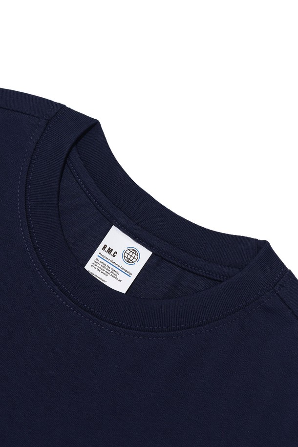 네이비 컬러의 BB 바이크 라이딩 티셔츠입니다. 공용으로 제작되었으며, 여름철 스포츠 활동에 적합합니다. 에어로쿨 원단 기술을 사용하여 흡습, 속건 및 통기 기능이 뛰어나 쾌적한 착용감을 제공합니다. 면과 폴리에스테르 혼방 소재로 제작되어 부드러운 촉감과 우수한 형태 유지력을 자랑하며, 스포티한 스타일의 로고 패턴 디자인입니다. 레귤러핏 반소매 티셔츠로, 피트니스룩, 러닝룩, 휴가룩 등 다양한 TPO에 맞춰 캐주얼하고 미니멀하게 연출할 수 있습니다.
