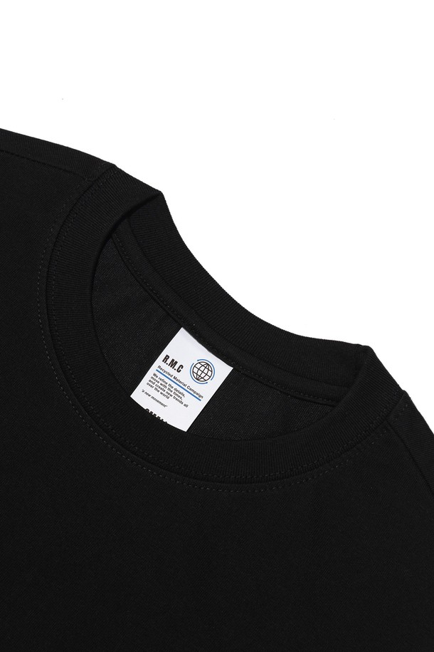 BB 바이크 라이딩 티셔츠 (블랙)는 바이크 및 스포츠 활동에 적합한 공용 반소매 티셔츠입니다. 레귤러핏과 라운드넥 디자인으로 편안한 착용감을 제공하며, 봄, 여름철에 착용하기 좋습니다. 면과 폴리에스테르 혼방 소재로 제작되어 부드러운 촉감을 자랑하며, 흡습, 속건, 통기 기능으로 쾌적함을 유지합니다.  에어로쿨 원단 기술과 내구성이 우수하며 세탁 후에도 형태 변형이 적어 관리가 용이합니다. 스포티, 캐주얼, 미니멀 스타일을 추구하는 분들께 추천합니다.
