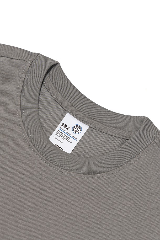 SHAKA(샤카) 로고 티셔츠 (그레이)는 면과 플리스 혼방 소재로 제작되어 부드러운 촉감과 흡습, 속건, 통기 기능을 제공합니다. 일상, 스포츠 활동, 아웃도어 활동 모두에 적합하며, 봄, 여름 계절에 착용하기 좋습니다. 레귤러핏에 라운드넥 디자인으로 편안한 착용감을 선사하며, 에어로쿨 원단 기술을 적용하여 세탁 후에도 형태 유지력이 뛰어납니다. 심플한 로고 패턴과 스포티, 캐주얼 무드를 동시에 연출하여 미니멀한 스타일을 선호하는 분들께 추천합니다.
