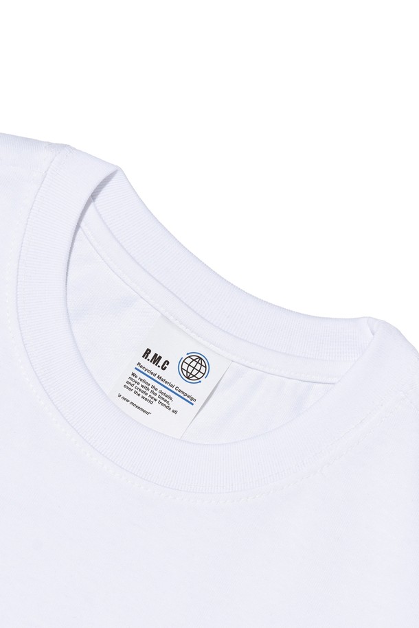 아이덴티티 심볼 로고 티셔츠 (화이트)는 흡습, 속건, 통기 기능이 뛰어난 에어쿨 원단으로 제작되어 쾌적한 착용감을 제공합니다. 부드러운 촉감과 내구성이 좋은 면, 폴리에스테르 혼방 소재로 제작되어 세탁 후에도 형태 변형 없이 오랫동안 착용 가능합니다. 스포티한 스타일의 로고 패턴 디자인은 피트니스룩, 캐주얼룩, 미니멀룩 등 다양한 스타일에 활용하기 좋습니다. 반소매 기장으로 활동성을 높였으며, 레귤러 핏으로 편안하게 착용할 수 있습니다. 화이트, 블랙, 그린, 네이비 등 다채로운 컬러 옵션으로 만나보세요.
