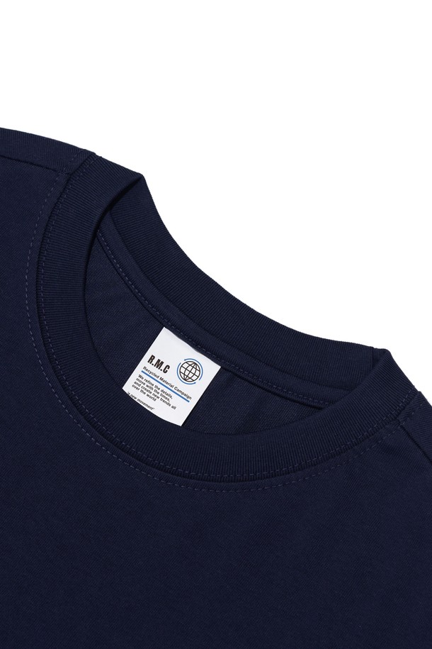 "서프 클럽 로고 티셔츠 (네이비)"는 일상과 아웃도어 활동에 적합한 공용 반소매 티셔츠입니다. 네이비 컬러에 레귤러핏으로 제작되었으며, 라운드넥 디자인에 얇은 두께감으로 봄, 여름 시즌에 시원하게 착용할 수 있습니다. 면과 폴리에스테르 혼방의 에어로쿨 소재를 사용하여 흡습, 통기, 속건 기능이 뛰어나며, 부드러운 촉감과 우수한 내구성을 자랑합니다. 캐주얼, 스포티, 미니멀 스타일을 선호하는 분들께 여행룩, 산책룩으로 추천합니다. 서프 클럽 로고가 돋보이는 디자인으로 개성을 더했습니다.
