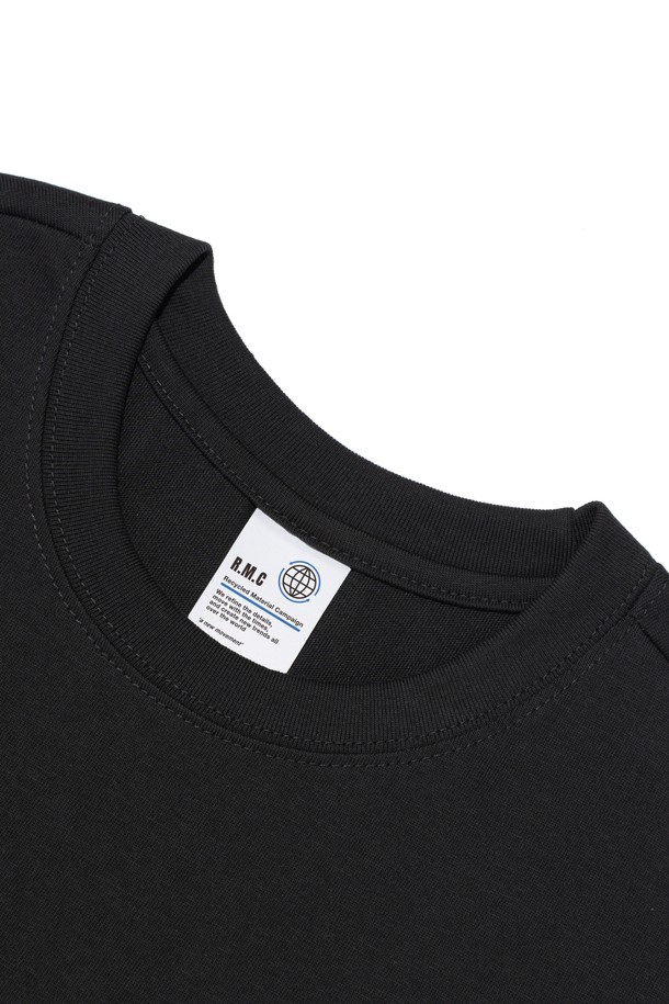 서프 클럽 로고 티셔츠 (차콜)는 아웃도어, 스포츠, 여행 등 다양한 활동에 적합한 공용 티셔츠입니다. 시원한 여름을 위한 얇은 두께와 부드러운 촉감, 그리고 흡습, 속건, 통기, 냉감 기능을 갖춘 에어로쿨 기능성 소재로 제작되었습니다. 레귤러핏에 라운드넥 디자인으로 스포티, 캐주얼, 미니멀 스타일을 연출하며, 여행룩이나 휴가룩에 활용하기 좋습니다. 내구성이 우수하며 세탁 후 변형이 적어 오랫동안 쾌적하게 착용할 수 있습니다. 차콜 색상에 로고 패턴이 돋보이는 반소매 티셔츠입니다.
