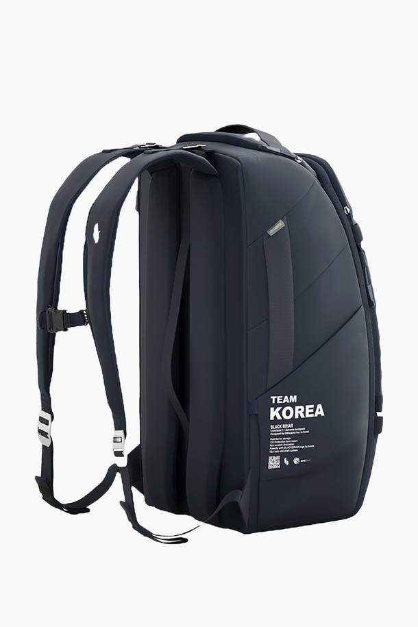 35L 익스트림 트래블 백팩 7.0 [코리아 에디션]은 여행과 백패킹에 최적화된 남성용 라지 사이즈 백팩입니다. 블랙 색상의 사각 형태 디자인으로, 폴리에스테르와 TPU 소재를 사용하여 내구성과 생활 방수 기능을 갖췄습니다. 35L의 넉넉한 수납공간은 여행 짐을 충분히 담을 수 있으며, 지퍼형 잠금 방식으로 내용물을 안전하게 보호합니다. 캐주얼, 미니멀, 고프코어 스타일의 여행룩과 해외 출장룩에 잘 어울리며, 로고 패턴이 특징입니다. 특히, 코리아 에디션으로 특별함을 더했습니다.
