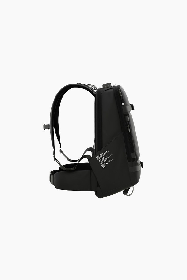 18L 익스트림 어드벤처 백팩 7.0 [애쉬블랙]은 남성을 위한 미디엄 사이즈 백팩입니다. 폴리에스테르와 TPU 소재로 제작되어 방수 기능을 갖췄으며, 여행, 하이킹, 백패킹 등 다양한 용도로 활용하기 좋습니다. 무지 디자인의 사각 모양 백팩으로, 360도 회전이 가능하여 편리하게 사용할 수 있습니다. 캐주얼, 미니멀, 고프코어 스타일의 여행룩, 등산룩에 잘 어울리며, 지퍼형 잠금 방식으로 내용물을 안전하게 보호해줍니다. 경량 설계로 활동성을 높인 실용적인 가방입니다.
