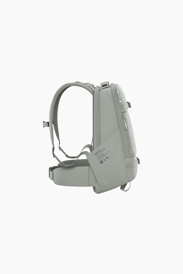 18L 익스트림 어드벤처 백팩 7.0 [칵투스그레이]는 남성을 위한 미디엄 사이즈 백팩으로, 캐주얼, 고프코어, 미니멀 스타일을 추구하는 분들께 적합합니다. 폴리에스테르 소재의 무지 디자인에 버클과 웨빙 장식이 돋보이며, 칵투스그레이 컬러가 세련된 느낌을 더합니다. 18L 용량으로 하이킹, 여행, 일상, 백패킹, 바이크 등 다양한 용도로 활용 가능하며, 방수, 생활 방수, 발수 기능을 갖춰 쾌적한 사용감을 제공합니다. 노트북 수납공간, 전면/측면/하단 포켓, 메인 수납공간, 에어 서큘레이션 백패널, 고정형 허리벨트 등 실용적인 기능과 등판 보호 패딩, 체스트 벨트, 접이식 디자인, 최적화된 라이딩 설계를 통해 편안함과 안전성을 높였습니다. 지퍼형 잠금 방식으로 내용물을 안전하게 보호합니다.
