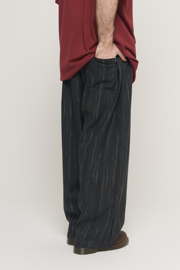 **STRIPE WASHING 데님 벌룬 팬츠 (블랙)**

빈티지 워싱 가공으로 은은한 멋을 더한 STRIPE WASHING 데님 벌룬 팬츠입니다. 면과 폴리에스테르 혼방 소재로 제작되어 편안한 착용감을 선사하며, 넉넉한 루즈핏과 와이드한 벌룬 실루엣으로 트렌디한 스타일을 연출합니다. 허리 밴딩과 스트링 디테일로 활동성을 높였으며, 봄, 가을 일상에서 캐주얼하고 미니멀한 무드를 즐기기에 좋습니다. 블랙과 네이비 두 가지 컬러로 출시되어 다양한 스타일을 소화할 수 있습니다. 산책이나 여행 시 편안하게 착용하기 좋은 아이템입니다.
