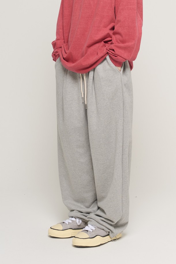 투턱 사이드 와이드 스웨트팬츠 (그레이)는 캐주얼, 스포티, 미니멀 스타일을 즐기는 남녀 모두에게 적합한 긴 기장의 바지입니다. 면 소재로 제작되어 봄, 가을, 겨울 계절에 편안하게 착용할 수 있으며, 루즈핏 와이드 실루엣과 투턱 디테일이 특징입니다. 밴딩 처리된 허리 부분은 편안한 착용감을 제공하며, 동네 마실룩, 집콕룩, 겨울 데일리룩 등 다양한 TPO에 활용하기 좋습니다. 무지 디자인의 그레이 컬러로 어떤 상의와도 손쉽게 매치할 수 있습니다. 편안함과 스타일을 동시에 잡은 스웨트팬츠를 만나보세요.
