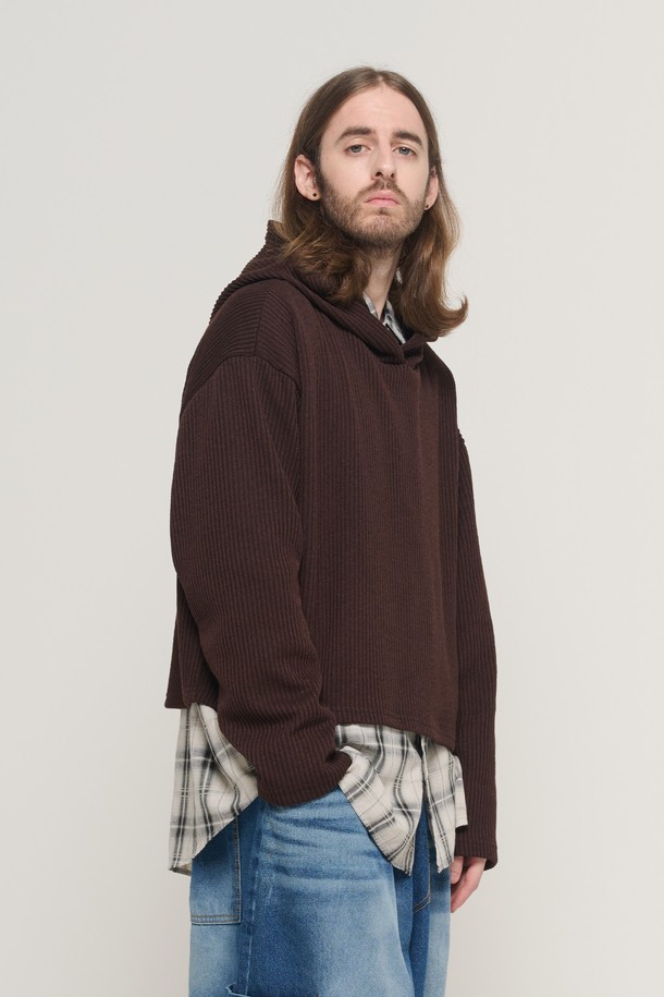 후드 크롭 레이어드 롱 슬리브 니트 (브라운)는 남성을 위한 캐주얼 스타일의 니트/스웨터입니다. 부드러운 울 소재로 제작되어 가을, 겨울에 따뜻하고 포근하게 착용할 수 있습니다. 크롭 기장과 오버핏으로 트렌디함을 더하며, 레이어드 디자인으로 다양한 스타일 연출이 가능합니다. 무지 패턴의 브라운 컬러는 미니멀하면서도 클래식한 분위기를 자아내 겨울 데일리룩, 집콕룩, 산책룩 등 다방면으로 활용하기 좋습니다. 두께감 있는 긴소매 후드 니트이며, 부드러운 촉감이 특징입니다.
