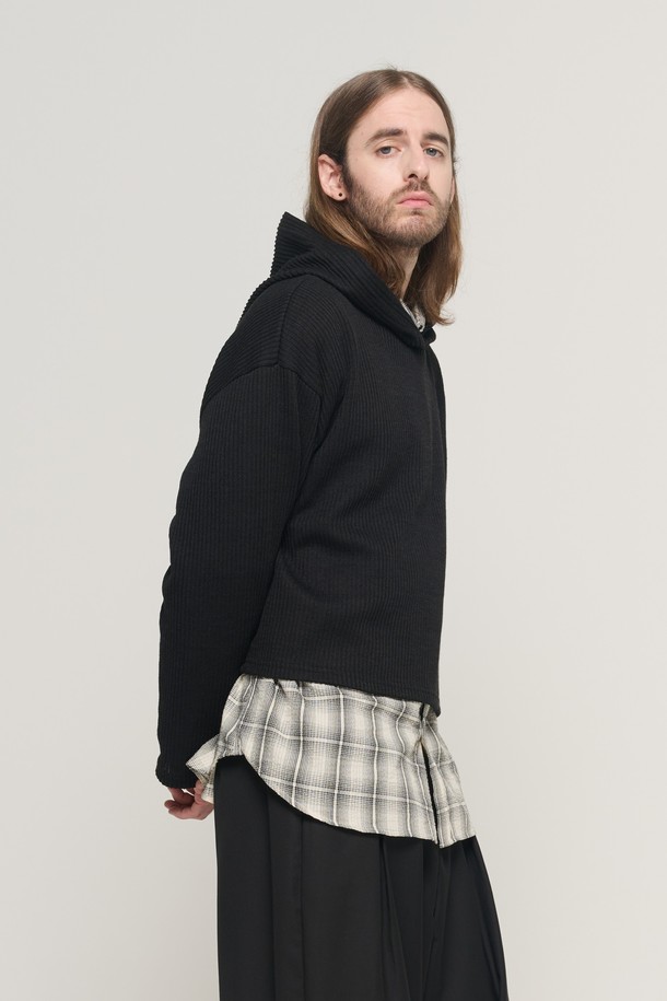 HOOD 크롭 레이어드 롱 슬리브 니트 (블랙)는 미니멀, 스트릿 스타일을 선호하는 남성 고객을 위한 상의입니다. 가을, 겨울 시즌에 어울리는 오버핏 니트 소재의 긴 소매 후드 크롭 디자인으로, 레이어드 스타일 연출이 용이합니다. 블랙과 아이보리 두 가지 색상으로 출시되었으며, 체크 패턴이 특징입니다. 2014년부터 이어온 디자인 원칙을 바탕으로 제작되어 편안한 착용감을 제공하며, 겨울 데일리룩, 모임룩, 데이트룩 등 다양한 TPO에 활용 가능합니다.
