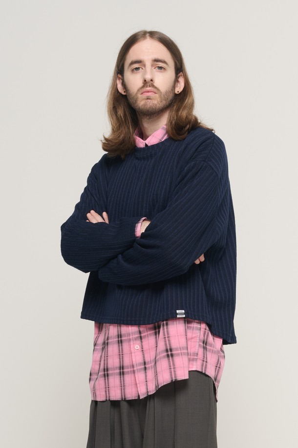 네이비 컬러의 CB 리브드 라운드 크롭 오버 니트입니다. 가을, 겨울에 착용하기 좋은 남성용 니트/스웨터로, 베이직하면서도 캐주얼한 스타일을 연출합니다. 가볍고 유연한 폴리에스터와 스판덱스 혼방 소재로 제작되었으며, 골지 패턴과 라운드넥 디자인이 특징입니다. 와이드한 바디라인과 입체적인 실루엣, 자연스러운 드레이프가 멋스러움을 더하며, 레이어드 스타일링에도 활용하기 좋습니다. 크롭 기장과 오버핏으로 트렌디한 룩을 완성해보세요.
