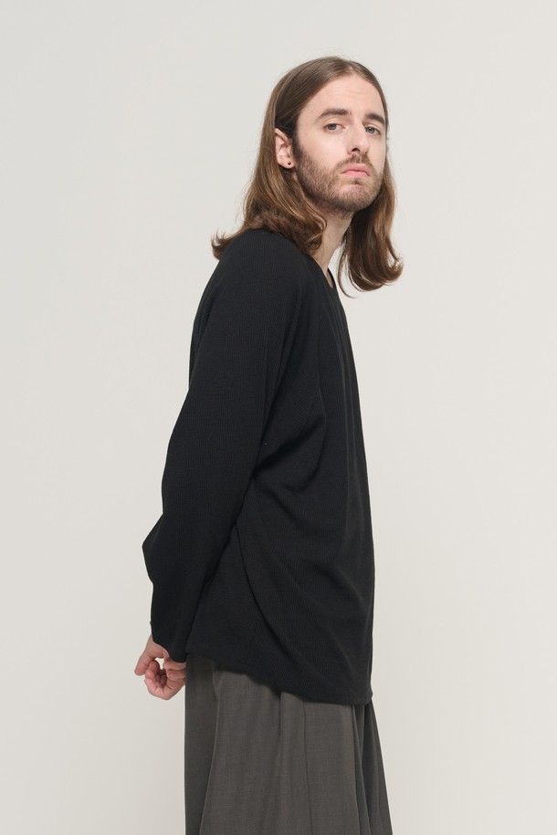 소프트 래글런 레이어드 롱 슬리브 니트 (블랙)는 미니멀하고 베이직한 스타일의 남성용 니트입니다. 부드러운 촉감의 니트 소재로 제작되었으며, 두꺼운 두께감으로 가을과 겨울철에 따뜻하게 착용하기 좋습니다. 라운드넥에 래글런 소매, 오버핏으로 편안한 착용감을 선사하며, 레이어드 디자인으로 포인트를 더했습니다. 데일리룩, 집콕룩, 데이트룩 등 다양한 TPO에 활용하기 좋은 아이템입니다. 무지 디자인으로 미니멀, 클래식, 캐주얼 스타일을 연출하기에 용이합니다.
