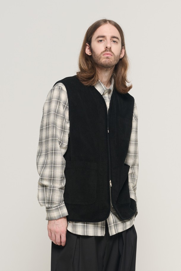 CORDUROY AMEKAJI POCKET VEST (BLACK)는 가을, 겨울에 어울리는 남성용 베스트입니다. 부드러운 텍스처의 블랙 코듀로이 소재에 무지 디자인으로 제작되었으며, 캐주얼, 아메카지 스타일을 연출할 수 있습니다. 뻣뻣한 촉감의 두꺼운 두께감으로 보온성을 높였으며, 크롭 기장과 라운드넥 디자인이 특징입니다. 포켓 디테일이 있어 실용성을 더했으며 가을 나들이룩, 겨울 데일리룩 등 다양한 TPO에 활용하기 좋습니다. 레귤러핏으로 제작되어 편안한 착용감을 선사합니다.
