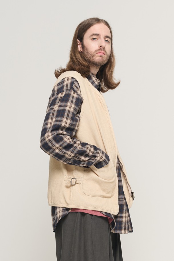 CORDUROY AMEKAJI POCKET VEST (BEIGE)는 부드러운 코듀로이 소재의 남성용 베스트입니다. 가을과 겨울 시즌에 어울리는 두꺼운 두께감으로 따뜻함을 제공하며, 캐주얼, 아메카지 스타일을 연출하기 좋습니다. 레귤러핏으로 편안하게 착용할 수 있으며, 라운드넥, 민소매 디자인에 집업 여밈 방식을 채택했습니다. 베이지 컬러의 무지 디자인에 포켓 디테일로 포인트를 더해 가을 나들이룩, 겨울 데일리룩에 활용하기 좋습니다.
