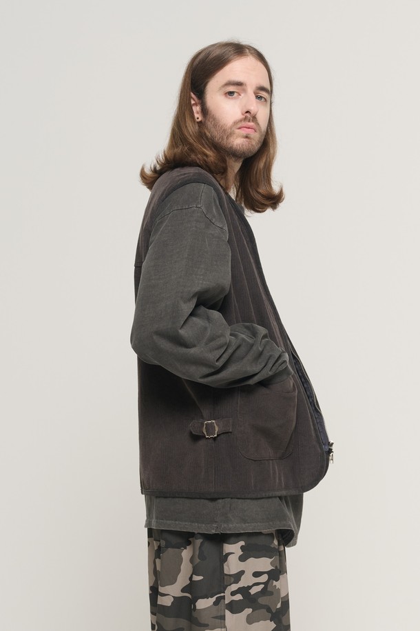 CORDUROY AMEKAJI (코듀로이 아메카지) 포켓 베스트 (차콜)는 가을, 겨울 시즌 남성 데일리룩, 산책룩, 여행룩에 적합한 베스트입니다. 차콜, 블랙, 베이지 3가지 색상으로 출시되었으며, 아메카지, 빈티지 스타일을 연출하기 좋습니다. 뻣뻣한 촉감의 두꺼운 코듀로이 소재로 제작되었으며, 세미루즈핏의 라운드넥 디자인입니다. 멀티플 포켓과 세미 후드 디자인으로 실용성을 더했으며, 다양한 옷 위에 레이어링하여 스타일리시하게 연출할 수 있습니다. 클래식, 워크웨어, 캐주얼 스타일을 즐겨 입는 분들께 추천합니다.
