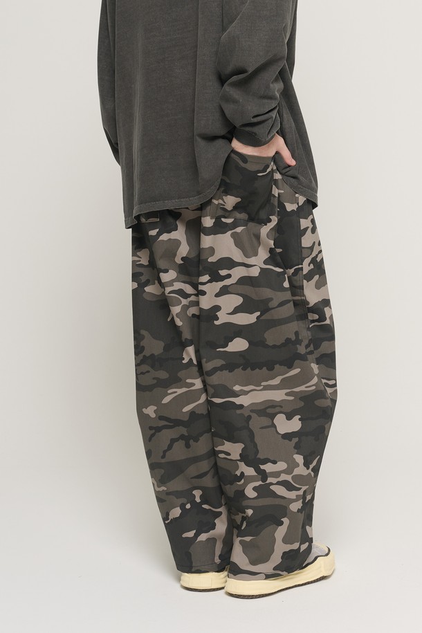 CAMO 랜덤 패턴 루프 벌룬 팬츠 (블랙)는 남성용 바지로, 밀리터리 및 캐주얼 스타일을 즐기는 분들께 적합합니다. 봄, 가을에 착용하기 좋은 얇은 두께의 면 소재로 제작되었으며, 부드러운 촉감이 특징입니다. 와이드 핏과 루즈핏으로 편안한 착용감을 제공하며, 활동적인 디자인과 밴딩 허리로 활동성을 높였습니다. 블랙 컬러에 랜덤 카모 패턴이 더해져 개성 있는 스타일을 연출하며, 동네 마실룩, 여행룩, 캠핑룩 등 다양한 TPO에 활용할 수 있습니다.
