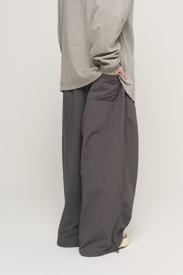 차콜 색상의 나일론 루프 스트링 와이드 팬츠입니다. 남성용으로, 봄/가을 계절에 맞춰 캐주얼, 미니멀, 시티보이 스타일을 연출하기 좋습니다. 나일론 소재로 제작되어 편안한 착용감을 선사하며, 허리 밴딩과 스트링 디테일로 활동성을 더했습니다. 와이드 핏으로 제작되어 트렌디한 스타일을 연출하고, 동네 마실룩이나 여행룩에 활용하기 좋습니다. 무지 디자인으로 어떤 상의와도 쉽게 매치할 수 있습니다.
