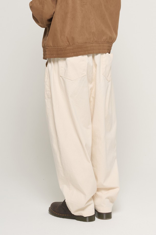 아이보리 컬러의 COTTON FATIGUE BANDING BALLOON PANTS (코튼 패티그 밴딩 벌룬 팬츠)는 부드러운 면 소재로 제작되어 편안한 착용감을 선사합니다. 넉넉한 루즈핏 와이드 실루엣에 밴딩 디테일로 활동성을 높였으며, 패티그 디자인이 특징입니다. 봄, 여름, 가을, 데일리룩으로 활용하기 좋은 아이템으로, 캐주얼, 미니멀, 클래식 스타일을 즐기는 남녀 모두에게 잘 어울립니다. 동네 마실룩이나 산책룩처럼 편안한 TPO에도 적합합니다. 무지 디자인으로 다양한 상의와 매치하기 용이하여, 안정적인 실루엣을 연출합니다.
