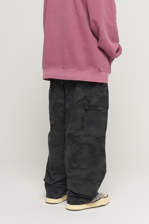 CAMO PATTERN BIO BALLOON PANTS (BLACK)는 캐주얼, 스트릿, 시티보이 스타일을 아우르는 남녀 공용 바지입니다. 봄, 가을에 적합하며, 부드러운 면 소재로 제작되어 편안한 착용감을 선사합니다. 카모 패턴과 블랙 컬러의 조화가 돋보이며, 루즈핏과 배기핏, 벌룬핏을 믹스하여 트렌디한 실루엣을 연출합니다. 밑단 고무밴딩과 와이드한 디자인으로 활동성을 높였으며, 동네 마실룩, 가을 나들이룩 등 다양한 TPO에 활용하기 좋습니다.
