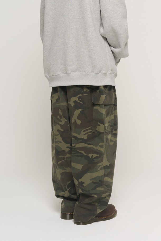 카모 패턴 바이 벌룬 팬츠(Khaki)는 남성용 바지로, 밀리터리 및 캐주얼 스타일을 연출합니다. 봄, 가을에 적합하며, 일상복은 물론 동네 마실룩, 여행룩, 캠핑룩 등 다양한 TPO에 활용할 수 있습니다. 톤 다운된 카키 컬러에 카모 패턴으로 포인트를 주어, 캐주얼하면서도 워크웨어 무드를 자아냅니다. 루즈핏 벌룬 실루엣으로 편안한 착용감을 선사하며, 프리사이즈로 제작되었습니다.
