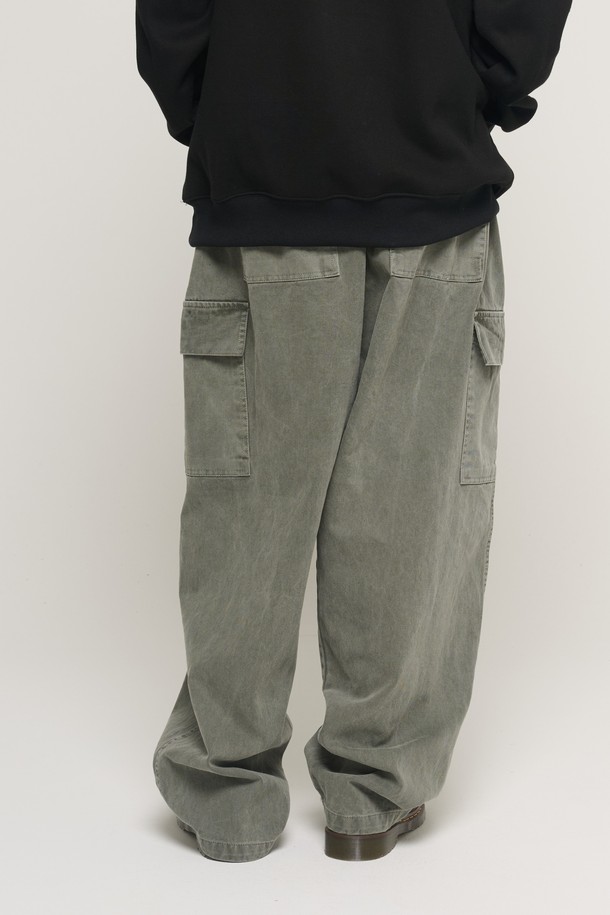 피그먼트 워싱 벌룬 카고 팬츠 (카키)는 캐주얼, 스트릿, 워크웨어 스타일을 아우르는 남성용 카고 팬츠입니다. 봄, 가을에 적합하며, 워싱 가공을 통해 자연스러운 분위기를 연출합니다. 넉넉한 루즈핏과 벌룬핏으로 편안한 착용감을 제공하며, 카고 포켓 디테일이 실용성을 더합니다. 동네 마실룩이나 캠핑룩 등 다양한 TPO에 활용하기 좋습니다. 허리 밴딩으로 편안하게 착용 가능하며, 무지 디자인으로 어떤 상의와도 쉽게 매치할 수 있습니다.
