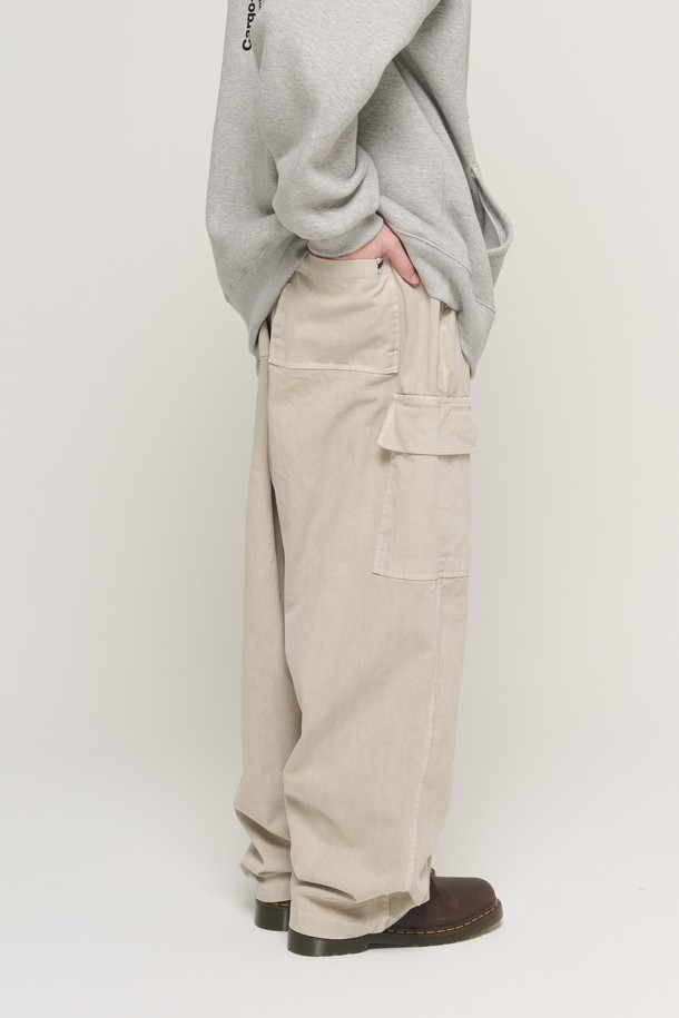 베이지 컬러의 피그먼트 워싱 벌룬 카고 팬츠입니다. 면 소재로 제작되어 부드러운 촉감을 자랑하며, 봄, 가을에 착용하기 좋습니다. 캐주얼, 미니멀, 워크웨어 스타일을 연출하기에 적합하며, 루즈핏과 벌룬핏 디자인으로 편안하면서도 스타일리시한 핏을 제공합니다. 허리 밴딩과 카고 포켓 디테일이 특징이며, 일상생활이나 산책 시 편하게 입을 수 있습니다.
