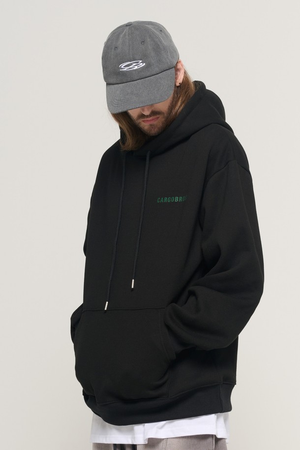 **ESSENTIAL 로고 오버 후드 티셔츠 (블랙)**는 남녀 모두 착용 가능한 오버핏 후드 티셔츠입니다. 면과 폴리에스테르 혼방 소재로 제작되어 부드러운 촉감을 자랑하며, 두꺼운 두께감으로 겨울철에도 따뜻하게 착용할 수 있습니다. CARGOBROS 레터 로고가 디자인의 포인트이며, 미니멀, 스트릿, 캐주얼 스타일을 즐기는 분들께 추천합니다. 블랙, 버건디, 그레이, 라이트그레이, 카키, 네이비 등 다양한 컬러 옵션으로 출시되어 겨울 데일리룩과 집콕룩 모두에 활용하기 좋습니다. 긴 소매 기장의 레귤러 기장으로 편안한 착용감을 선사합니다.
