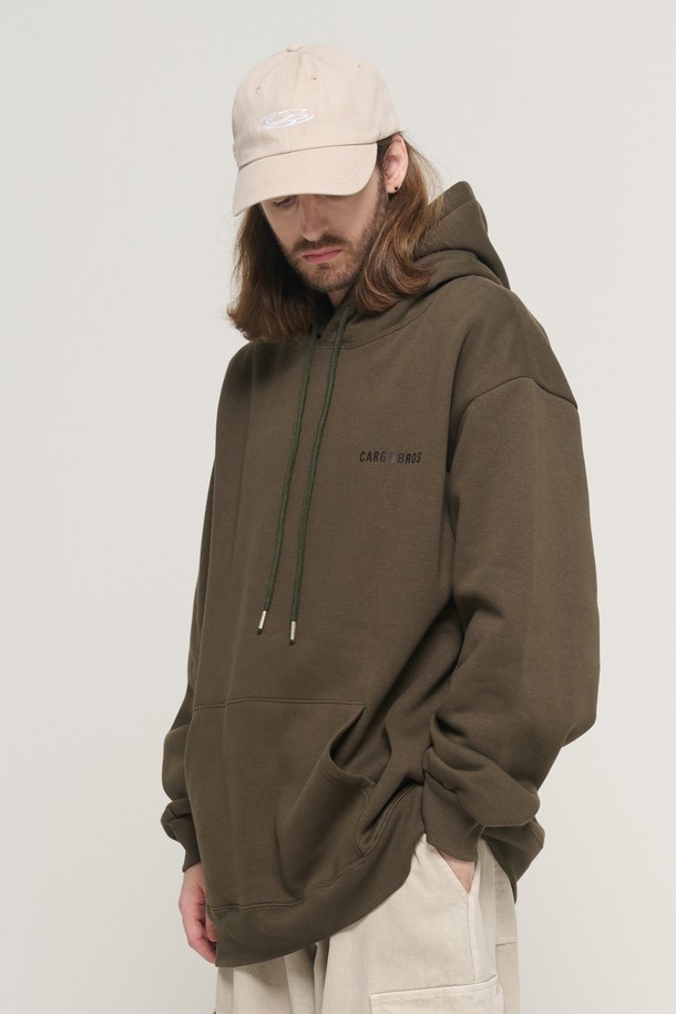 **ESSENTIAL 로고 오버 후드 티셔츠 (카키)**는 남녀 모두 착용 가능한 오버핏 후드 티셔츠입니다. 봄, 가을, 겨울, 세 계절에 걸쳐 일상 및 집콕룩으로 활용하기 좋으며, 캐주얼, 미니멀, 스트리트 스타일을 연출할 수 있습니다. 두꺼운 면 소재로 제작되어 부드러운 촉감을 선사하며, 후드와 긴소매 디자인으로 편안함을 더했습니다. 앞면에는 로고 프린트가 돋보이며, 베이직하면서도 개성 있는 스타일을 완성합니다.
