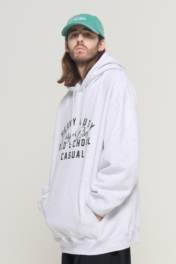 OLD SCHOOL 로고 오버 후드 티셔츠 (라이트 그레이)는 캐주얼, 스트릿 스타일을 즐기는 남녀 모두에게 어울리는 후드 티셔츠입니다. 봄, 가을, 겨울, 세 계절 착용 가능한 두꺼운 두께감의 면 소재로 제작되어 부드러운 촉감을 선사합니다. 오버핏 디자인과 긴 소매 기장으로 편안한 착용감을 제공하며, 일상, 집콕룩, 겨울 데일리룩, 산책룩 등 다양한 TPO에 활용 가능합니다. 전면에 OLD SCHOOL 로고 프린팅이 돋보이는 미니멀한 디자인으로, 스트릿 패션을 완성해보세요. 라이트 그레이 컬러는 어떤 스타일에도 잘 어울려 활용도가 높습니다.
