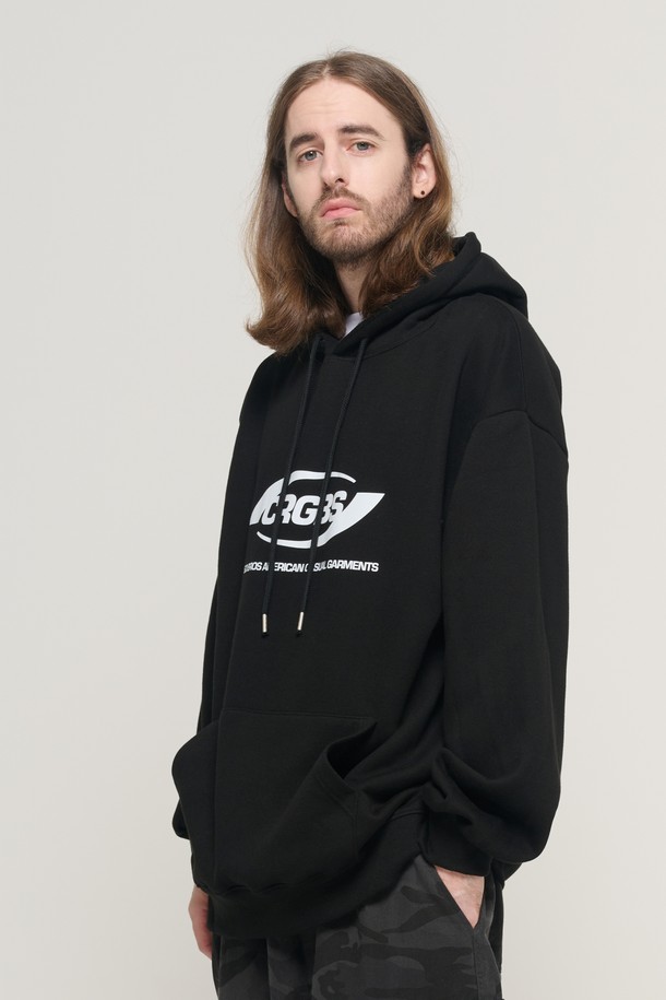 오버 박스 로고 오버 후드 티셔츠 (블랙)는 남녀 모두 착용 가능한 스트릿 스타일의 후드 티셔츠입니다. 두꺼운 두께감과 부드러운 촉감의 면 폴리에스테르 혼방 소재로 제작되어 가을, 겨울철 따뜻하게 착용할 수 있습니다. 넉넉한 오버핏 실루엣과 볼륨감 있는 후드 디자인이 특징이며, 앞면에는 로고 그래픽 아트워크가 포인트로 들어가 있습니다. 겨울 데일리룩, 집콕룩, 산책룩 등 다양한 TPO에 캐주얼, 미니멀한 스타일로 연출하기 좋습니다.
