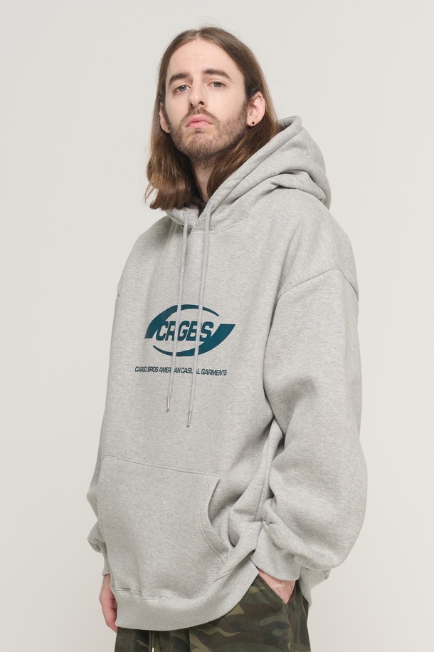 오버 박스 로고 오버 후드 티셔츠 (그레이/그린)는 캐주얼과 스트릿 스타일을 모두 아우를 수 있는 후드 티셔츠입니다. 가을, 겨울 시즌에 적합하며, 두껍고 부드러운 기모 안감으로 포근한 착용감을 선사합니다. 오버핏 디자인으로 박시한 실루엣을 연출하며, 로고 그래픽 프린트가 돋보입니다. 데일리룩, 집콕룩, 산책룩 등 다양한 TPO에 활용하기 좋으며, 그레이와 그린 두 가지 색상으로 만나볼 수 있습니다.
