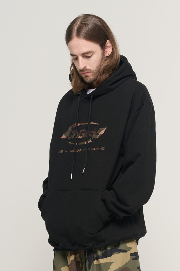 "오버 박스 로고 오버 후드 티셔츠 (블랙/카모)"는 남녀 모두 착용 가능한 후드 티셔츠입니다. 면과 폴리에스테르 혼방 소재로 제작되어 부드러운 촉감을 선사하며, 가을과 겨울에 따뜻하게 착용할 수 있습니다. 오버사이즈 핏과 박시한 실루엣으로 편안한 착용감을 제공하며, 볼륨감 있는 후드가 특징입니다. 블랙과 카모 두 가지 컬러로 출시되어, 일상복이나 캐주얼 룩, 스트릿 스타일 등 다양한 스타일 연출이 용이합니다. 집콕룩, 겨울 데일리룩, 산책룩 등 TPO에 구애받지 않고 활용할 수 있습니다.
