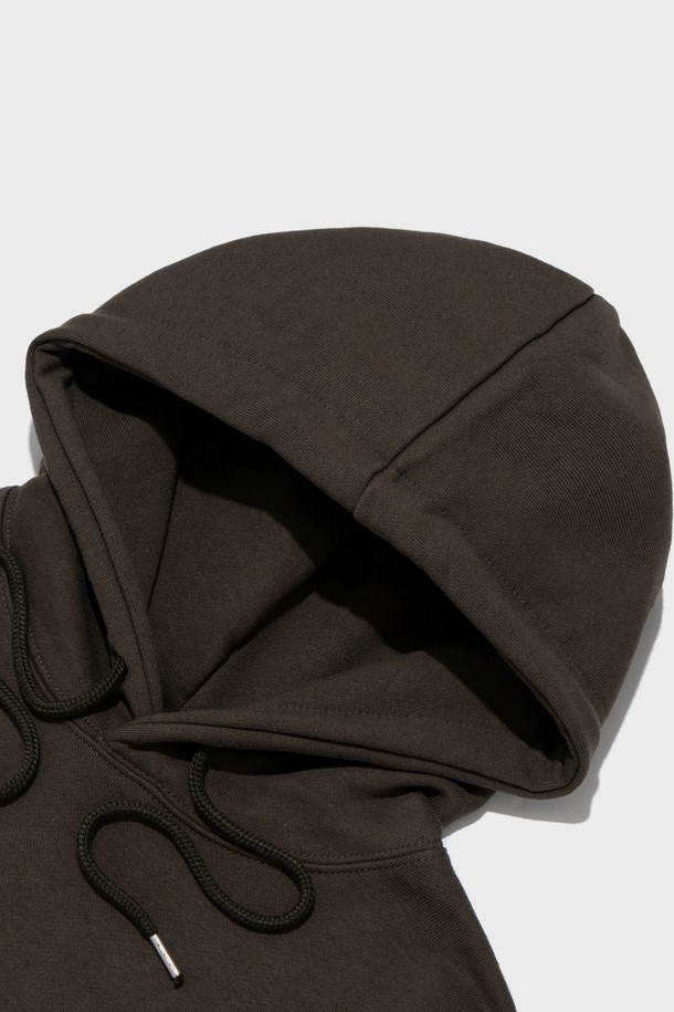 OVER BOX LOGO OVER HOOD 티셔츠 (카키/카모)는 가을, 겨울에 착용하기 좋은 후드 티셔츠입니다. 면과 폴리에스테르 혼방 소재로 제작되어 니트 촉감을 느낄 수 있으며, 중간 두께감으로 편안하게 착용 가능합니다. 오버핏 실루엣에 박스형 후드 디자인이 적용되어 스트릿 스타일을 연출하며, 전면에 로고 그래픽과 카모 패턴이 포인트로 디자인되었습니다. 긴소매로 제작되어 보온성을 높였으며, 캐주얼한 스타일로 일상에서 폭넓게 활용할 수 있습니다.
