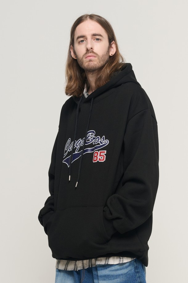 BROS 85 오버 후드 티셔츠 (블랙)는 캐주얼, 스트릿, 미니멀 스타일을 즐기는 남녀 모두에게 적합한 후드 티셔츠입니다. 두꺼운 두께감과 부드러운 면 소재로 제작되어 가을, 겨울철 따뜻하고 편안하게 착용할 수 있습니다. 오버핏 디자인으로 편안한 착용감을 제공하며, 85 로고 프린트가 돋보이는 디자인입니다. 일상, 집콕, 산책 등 다양한 TPO에 활용 가능한 데일리 아이템입니다.
