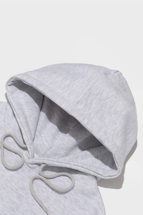 BROS(브로스) 85 오버 후드 티셔츠 (라이트 그레이)는 캐주얼, 스트리트, 미니멀 스타일을 아우르는 남녀 공용 후드 티셔츠입니다. 부드러운 면 소재로 제작되었으며, 봄, 가을, 겨울 계절에 착용하기 좋습니다. 오버핏 디자인으로 편안한 착용감을 선사하며, 긴소매와 후드 디테일이 특징입니다. 라이트 그레이 컬러에 85 숫자 디테일과 카고브로스 로고 프린팅으로 포인트를 더했습니다. 일상생활에서 폭넓게 활용할 수 있는 아이템입니다.
