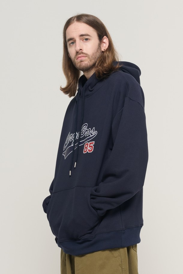 BROS 85 오버 후드 티셔츠 (네이비)는 남녀 공용으로 착용 가능한 캐주얼 및 스트릿 스타일의 후드 티셔츠입니다. 두껍고 부드러운 면 소재로 제작되어 가을, 겨울철에 따뜻하게 입을 수 있으며, 넉넉한 오버핏으로 편안한 착용감을 제공합니다. 네이비 컬러에 85 로고 프린트가 돋보이며, 긴 소매 기장으로 디자인되었습니다. 데일리룩에 포인트 아이템으로 활용하기 좋은 스타일리시한 후드 티셔츠입니다.
