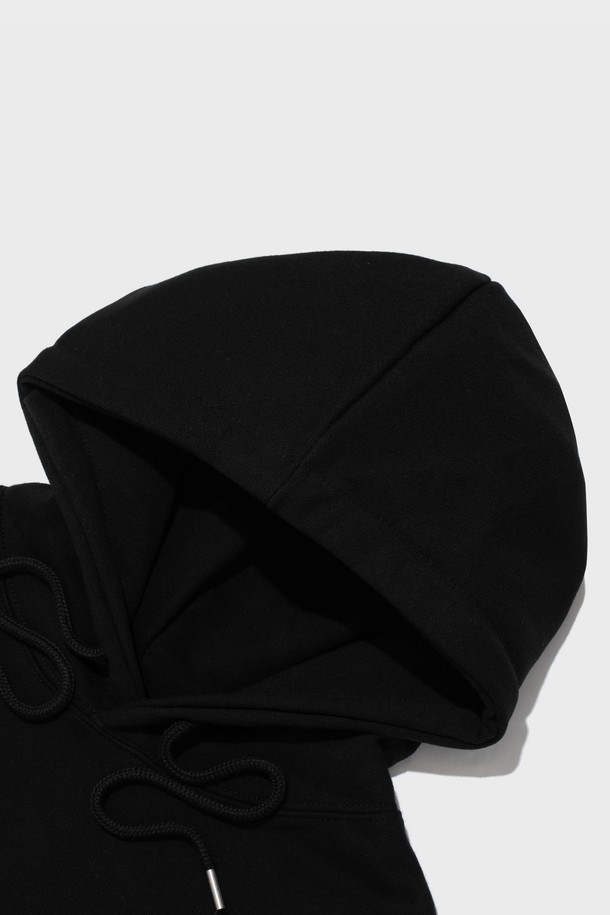 ARCH LOGO OVER HOOD 티셔츠 (블랙)는 스트릿 및 캐주얼 스타일을 선호하는 남녀 모두에게 잘 어울리는 후드 티셔츠입니다. 오버핏으로 제작되어 편안한 착용감을 제공하며, 면 소재로 제작되어 부드러운 촉감을 자랑합니다. 봄, 가을, 겨울 계절에 활용하기 좋으며, 두꺼운 두께감으로 따뜻하게 입을 수 있습니다. 전면에는 아치 로고 프린팅이 포인트로 디자인되어 개성 있는 스타일을 연출합니다. 긴 소매 기장의 크롭 기장 후드 티셔츠로, 다양한 하의와 매치하여 트렌디한 룩을 완성할 수 있습니다.
